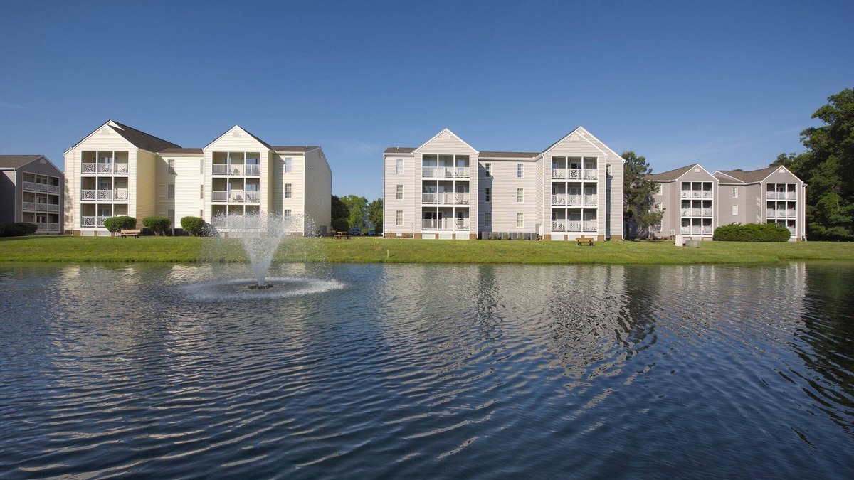 Williamsburg Resort | Enjoy our Colonial Style Resort in Williamsburg with Free parking, pool access, mini golf and tennis