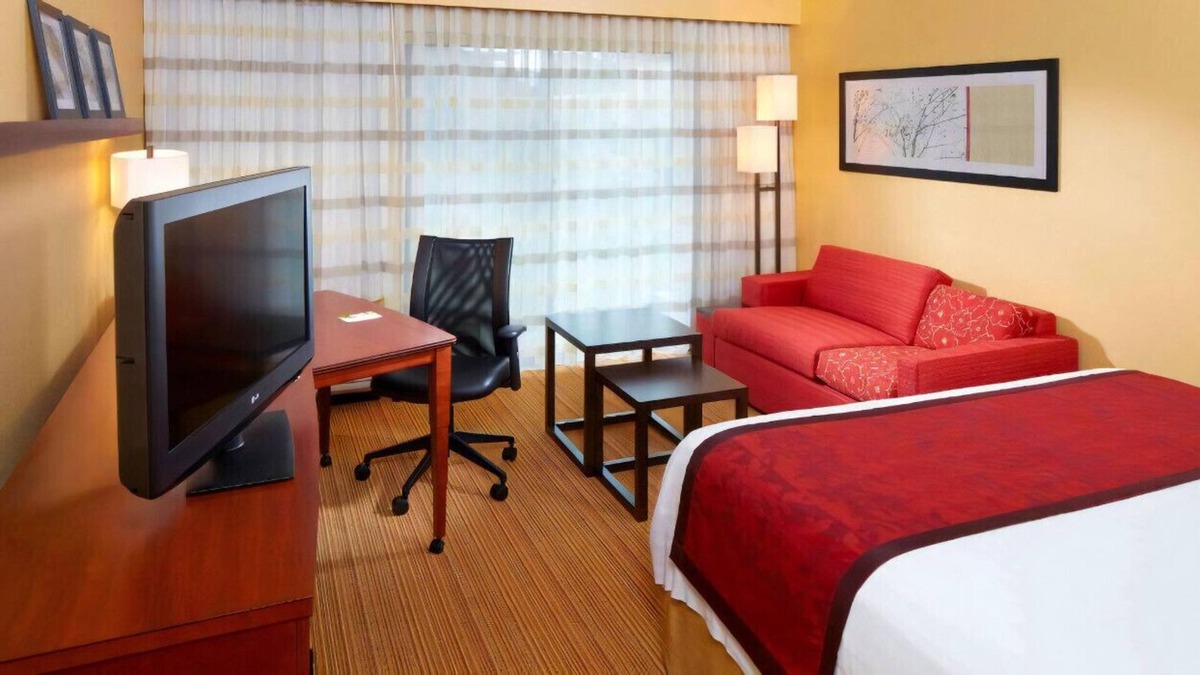 Bettendorf House | Enjoy Our Lavish & Elegant King Room Free WiFi