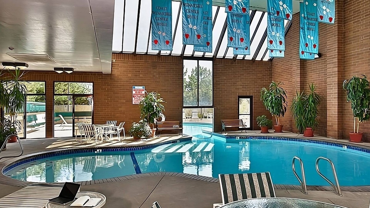 Wenatchee Hotel | Enjoy Panoramic Wenatchee Valley Views! Gorgeoyus Room w/Large Window, Pool