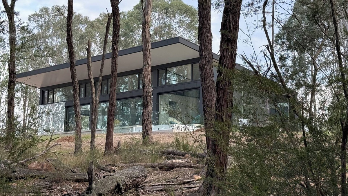 Werombi House | Enjoy peace and birdsong in Australian bush setting in architectural home.