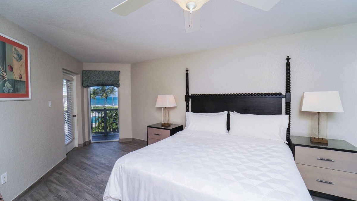 Crystal Harbour Apartment | Enjoy Perks! Free Breakfast and Parking, Outdoor Pool, Pets Allowed!