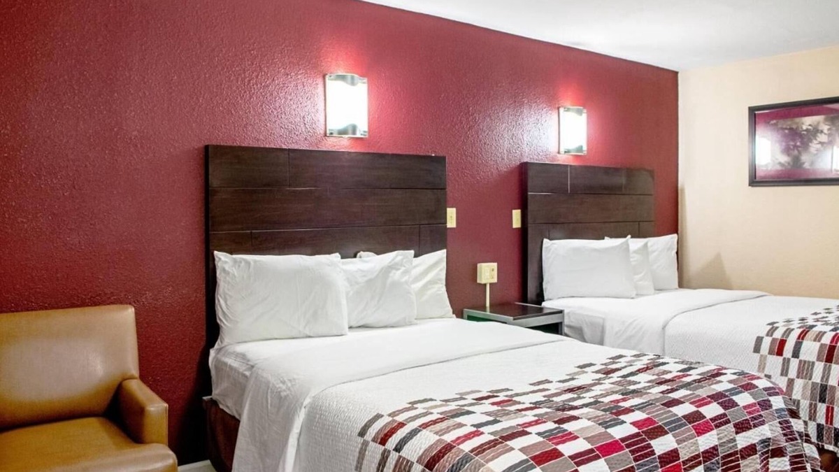 Slidell Hotel | Enjoy Pet-Friendly Comfort w/a Pool + Free Parking – Near Attractions