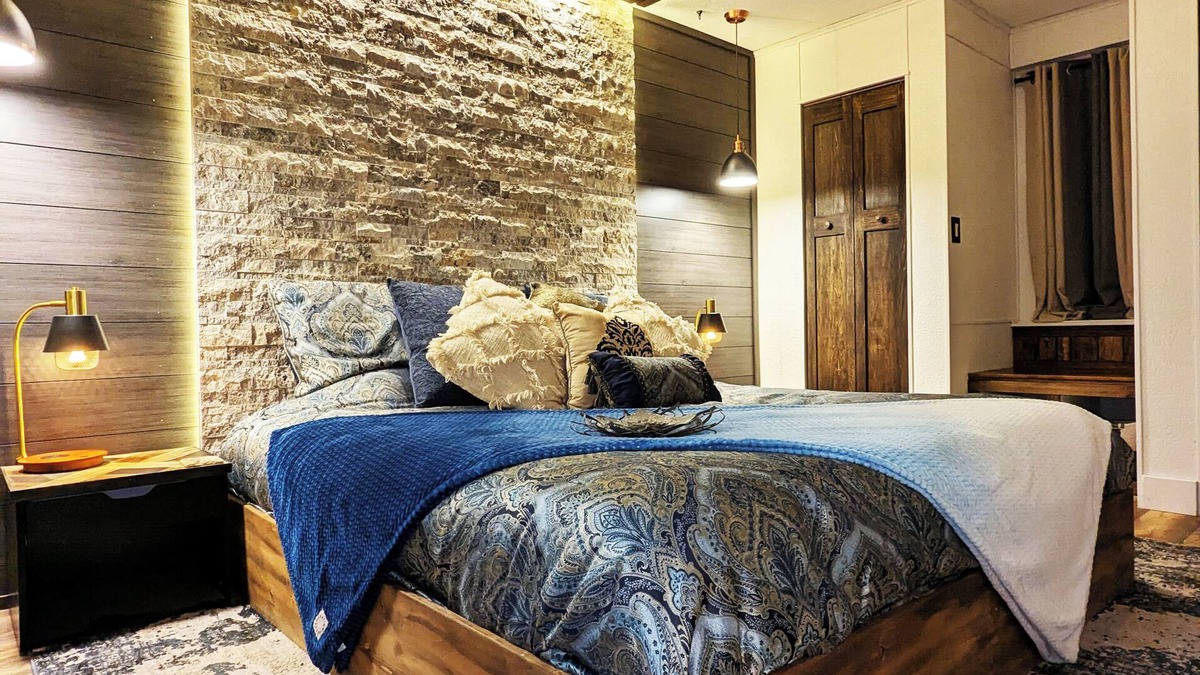 Cheyenne House | Enjoy relaxing comfort in this uniquely designed home - 5min from Frontier Park