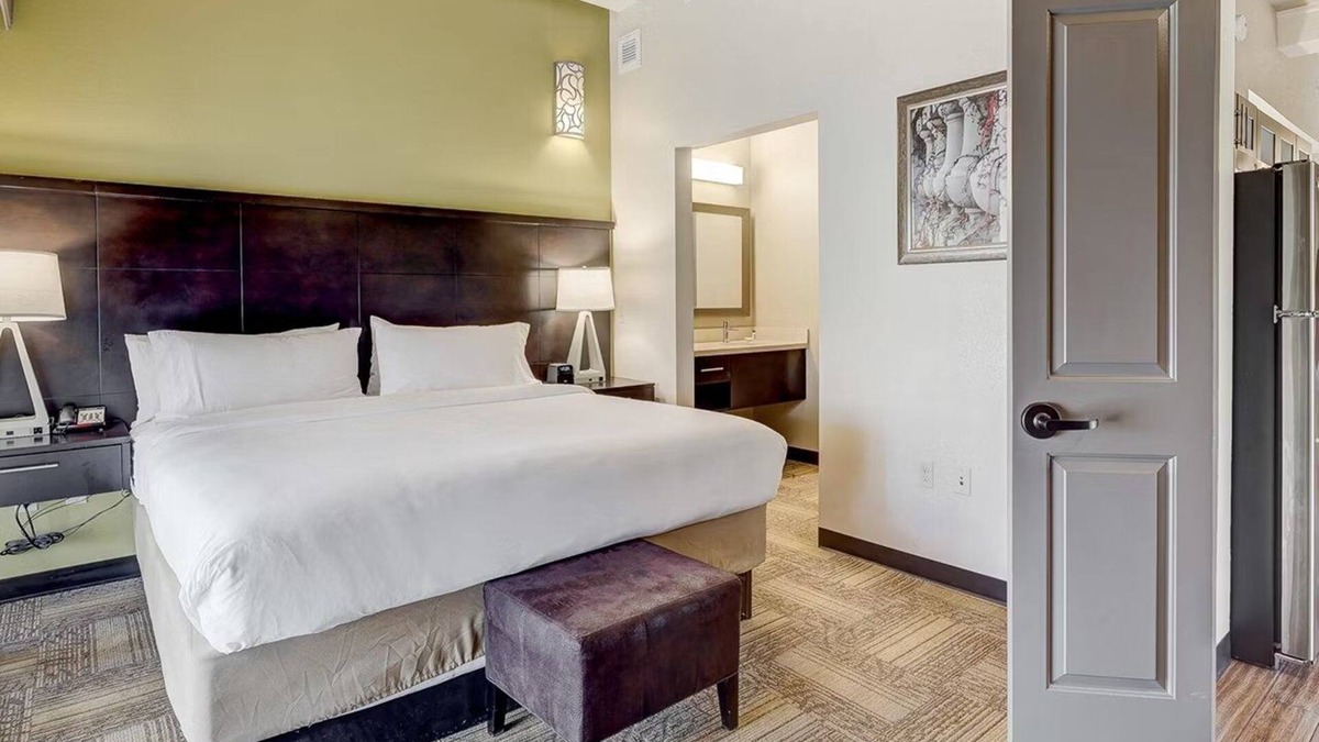 Downtown Baltimore Hotel | Enjoy Relaxing Historic Ambiance in Suite w/Kitchen Near Attractions