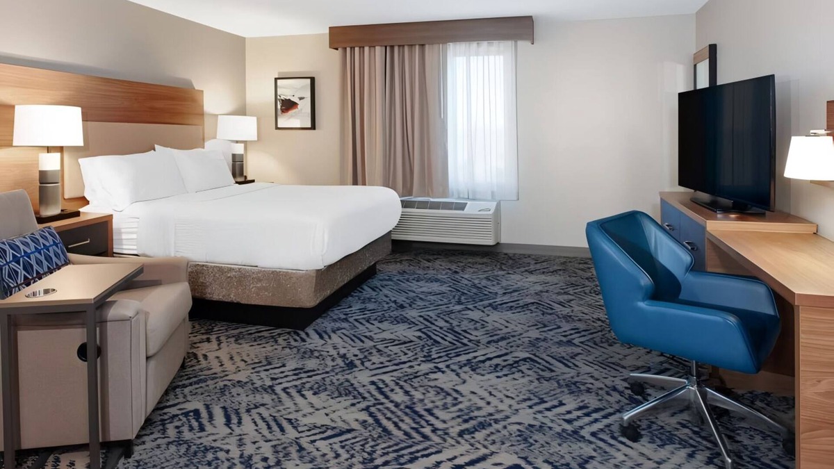 Macomb Hotel | Enjoy Restful Sleep at Elegant Suite with Kitchen Near CJ Barrymore Amusement