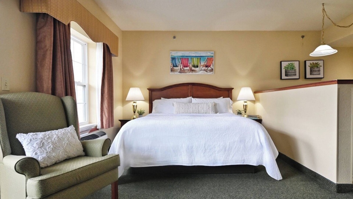 Pembine Hotel | Enjoy River Views at Comfortable Clean Room by Miscauno