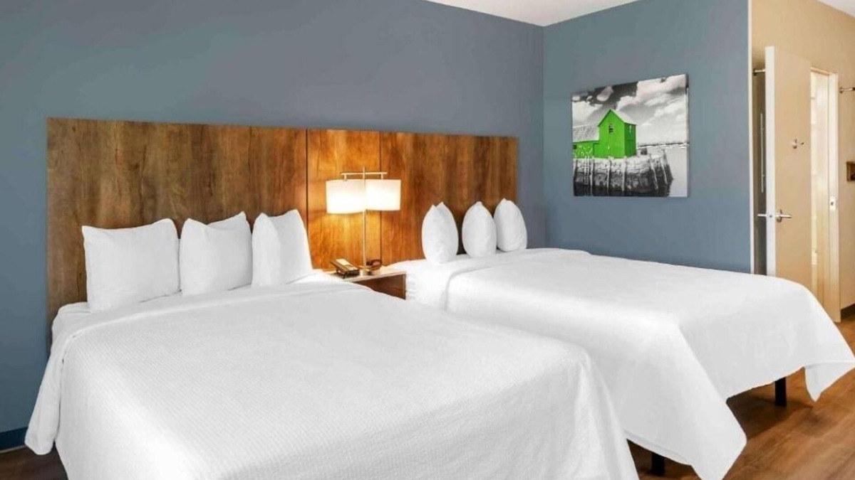 Biggar Hotel | Enjoy Roomy Accommodations Near Edison Ford Winter Estates – 3 Units