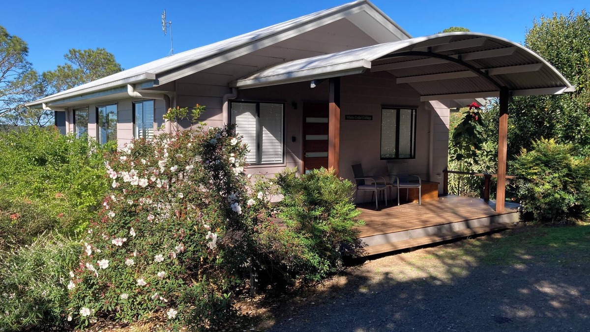Wootha House | Enjoy stunning views of the Glasshouse Mountains and the rolling countryside