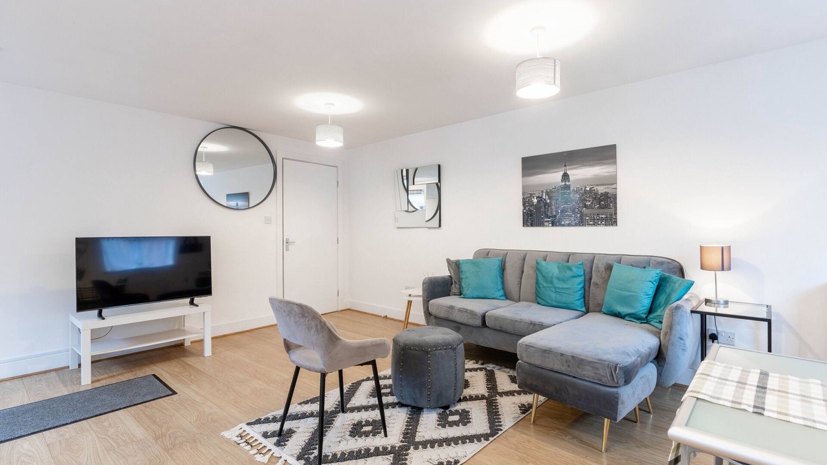 Chadwell Apartment | Enjoy Summer Holiday @ Fully Equipped 1BR Apt