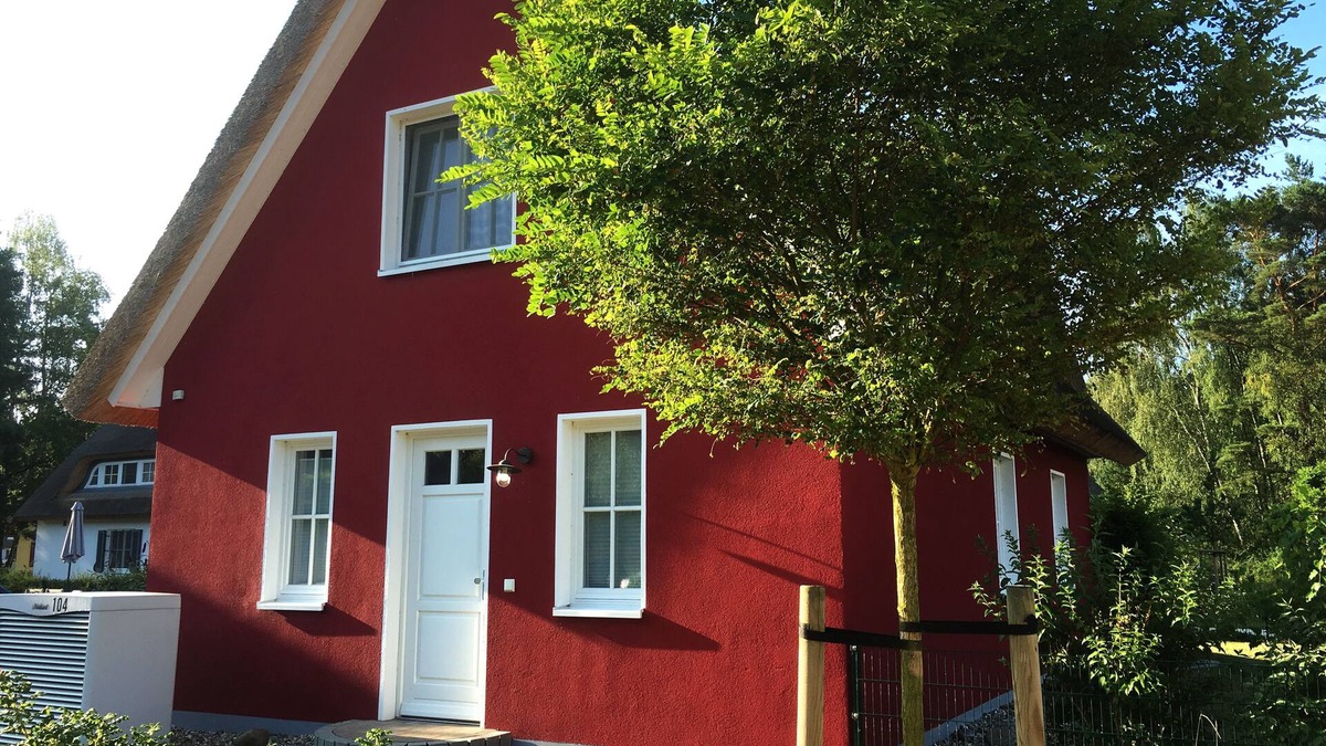 Glowe House | Enjoy the autumn under the thatched roof - close to the beach, comfortable, Wi-Fi, sauna, dog willk.