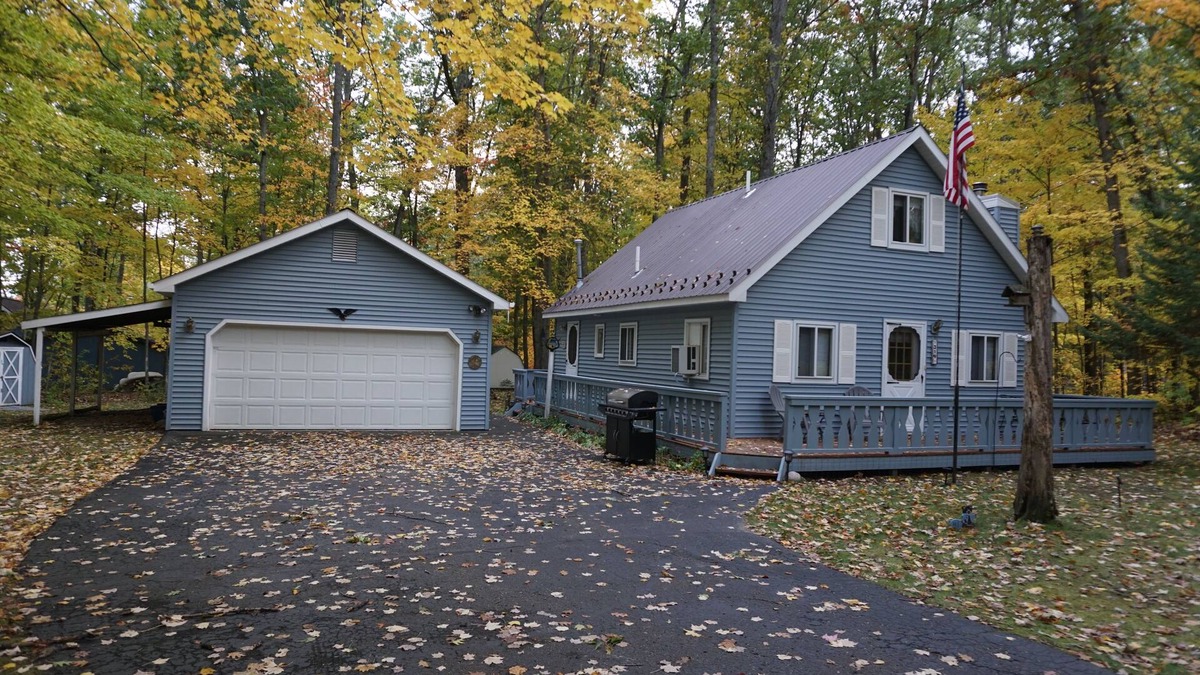 Higgins Lake Ski Chalet | Enjoy the beauty of Northern Michigan Fall Colors at Higgins Lake and Houghton !