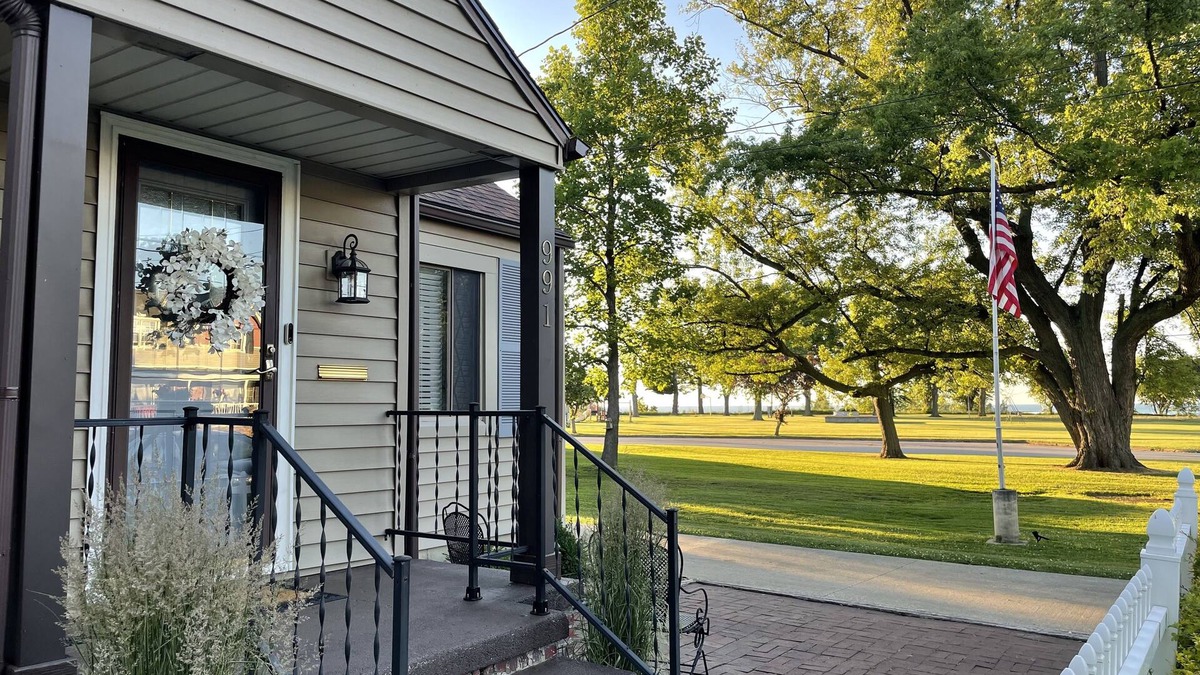 Conneaut House | Enjoy the breathtaking Lake Erie sunsets at our family-friendly property.