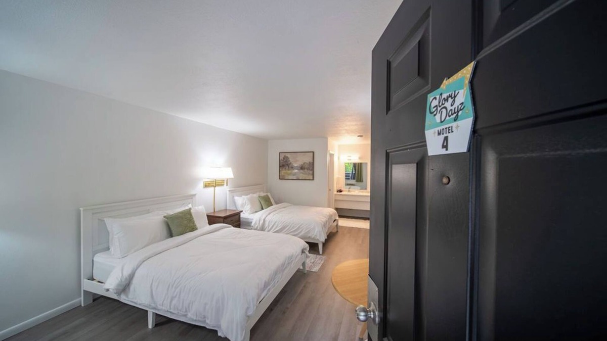 Eureka Springs Resort | Enjoy the charm of Queen Suite Number 4 at GloryDayz!