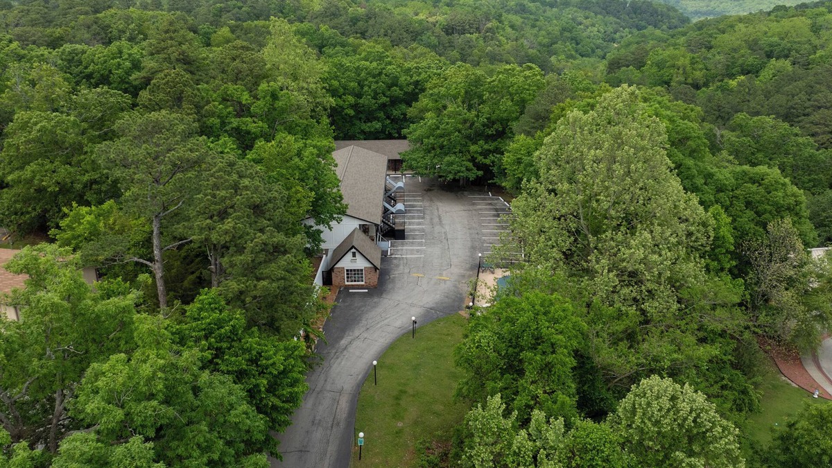 Eureka Springs Historic District Resort | Enjoy the charm of Queen Suite Number 5 at GloryDayz!