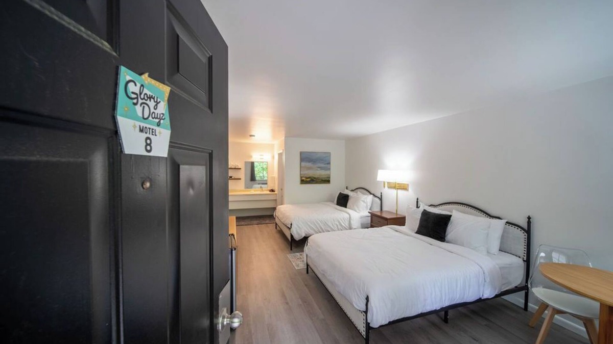 Eureka Springs Resort | Enjoy the charm of Queen Suite Number 8 at GloryDayz!