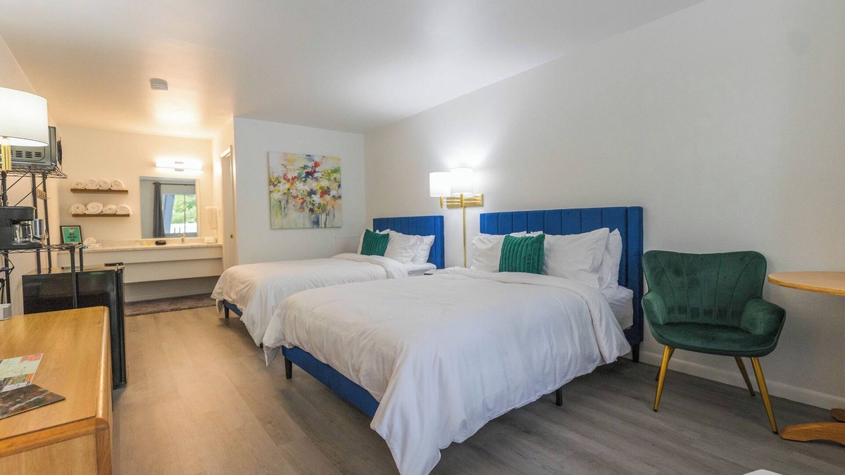Eureka Springs Historic District Resort | Enjoy the charm of Suite Number 11 at GloryDayz!