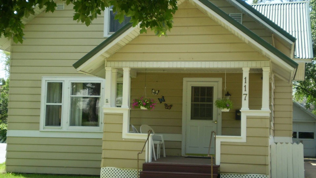 Wausau House | Enjoy the Comforts of Home ~ Free Pizza Fridays!