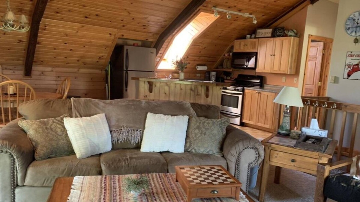 Viroqua Cabin | Enjoy the county life with great views and a very peaceful setting.