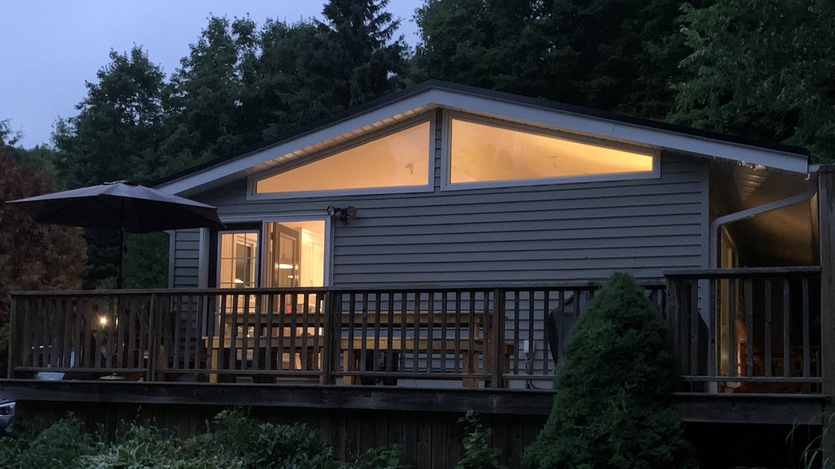 Flesherton Cottage | Enjoy the Fall Colours in this Family-friendly Bungalow in the Woods