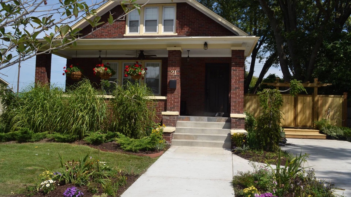 New Buffalo House | Enjoy the fall & ND football games at the Barton Street Bungalow Great location