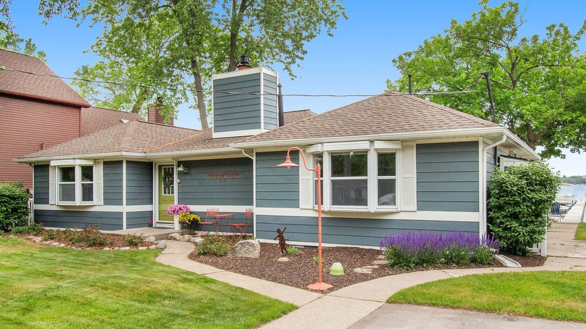 Pinckney House | Enjoy the lake in our family-friendly home with beautiful lake views!
