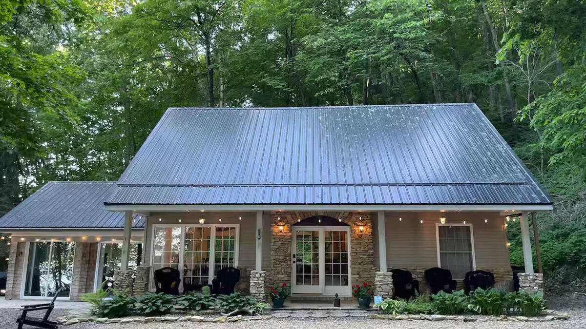 Sabula Cabin | Enjoy the Mississippi 5 minutes from Stone Bluff Cabin! Fishing & Bird Watching!