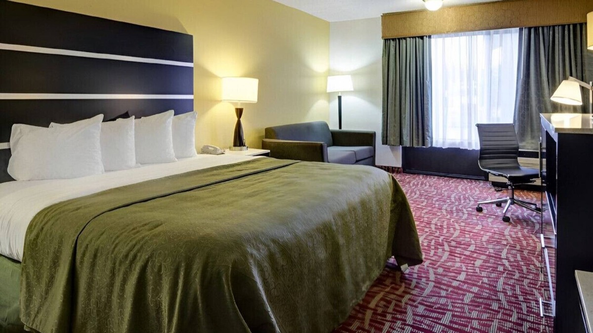 Fort Smith House | Enjoy the Modern & Elegant Designed King Room!