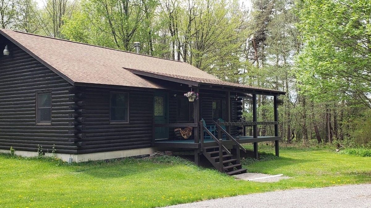 Farmersville Station Cabin | Enjoy the outdoors in this cozy Log Home on top of hill