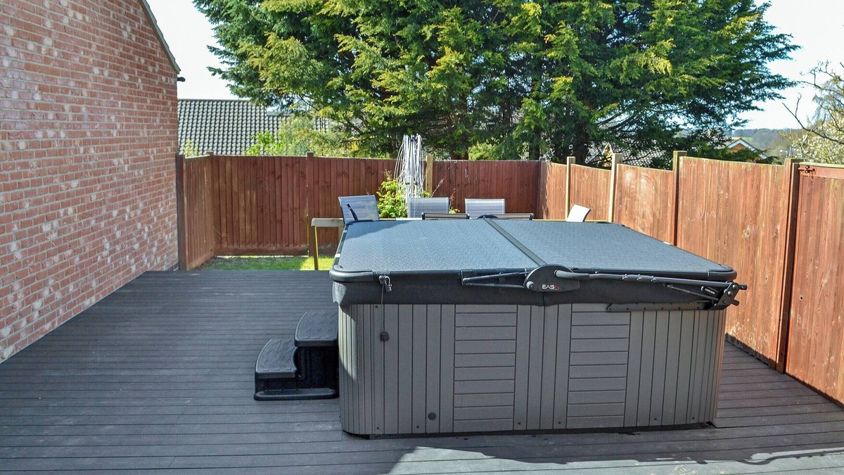 Cromer Cottage | Enjoy the private hot tub or a spot of golf at the nearby golf course.