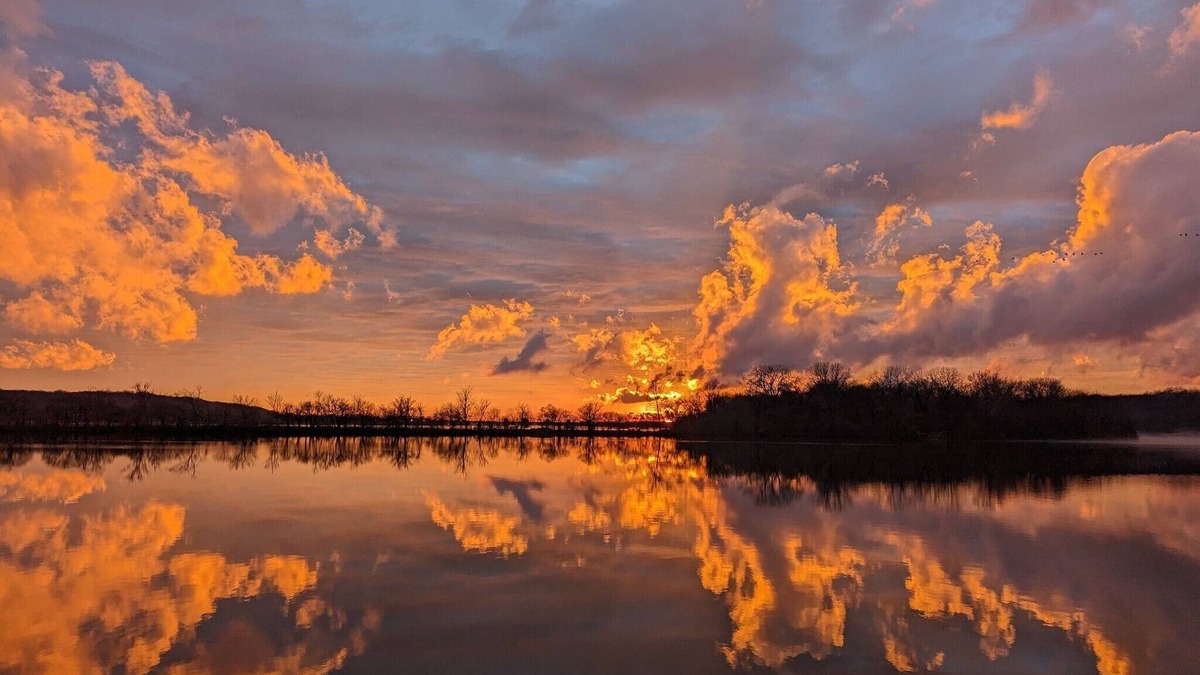 Le Claire House | Enjoy the River Oasis with your family for some relaxing riverside fun!