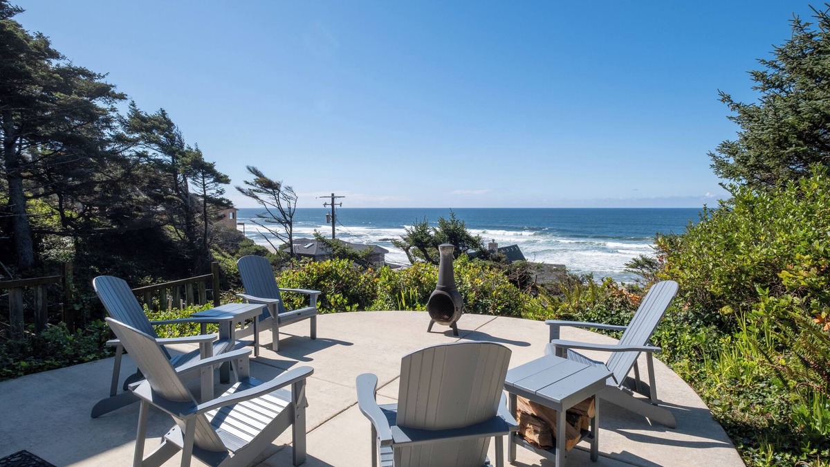 Lincoln City House | Enjoy the rolling surf and ocean sounds with the family and friends