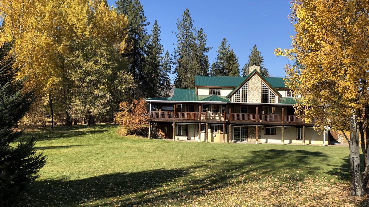 Northport House | Enjoy the rustic elegance of our beautiful 4 seasons lodge.