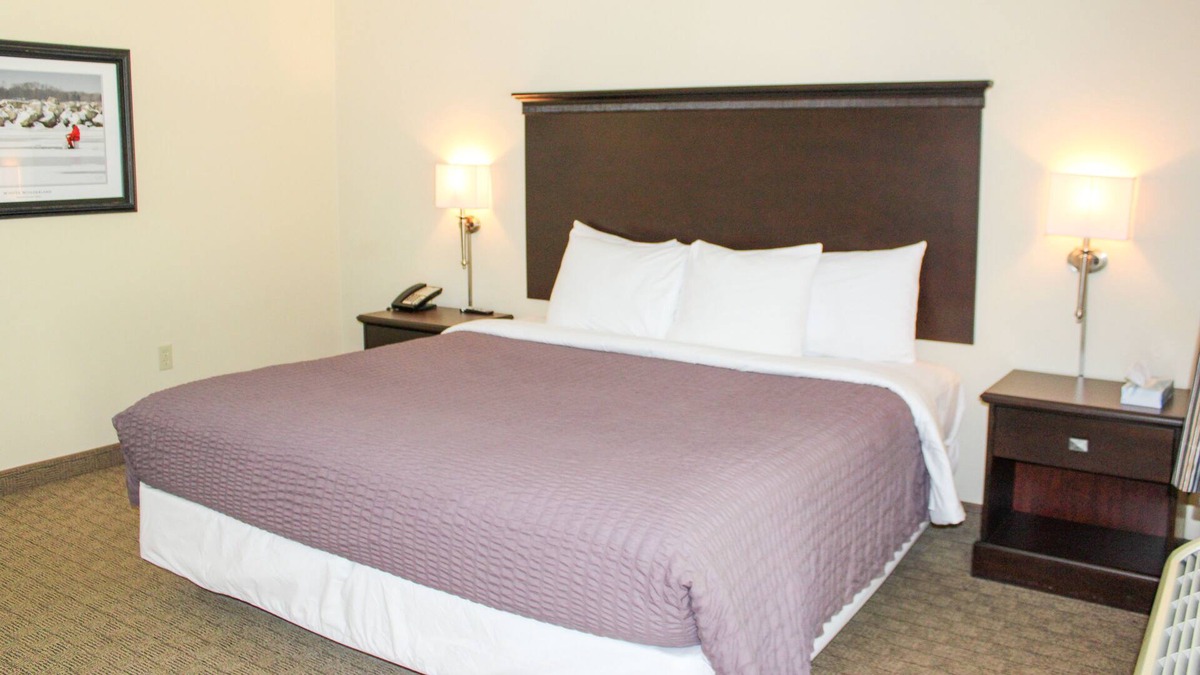 Kelleys Island House | Enjoy the Scenic views of Kelleys Island Glacier Suite 115