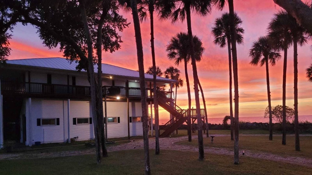 Spring Hill House | Enjoy the summer at the best beach house ☀️🌴🐚🏝️⛵