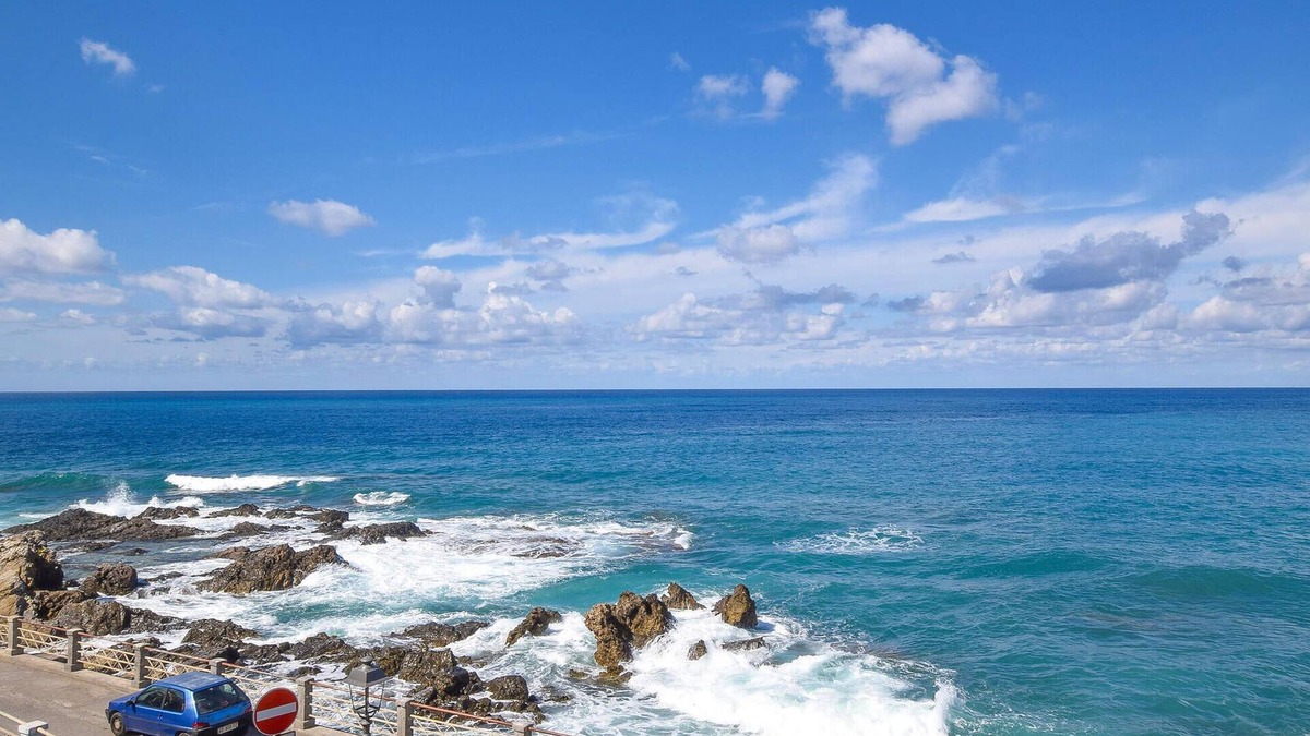 Cetraro House | Enjoy the vacation in the inviting cottage with a beautiful view of the sea.
