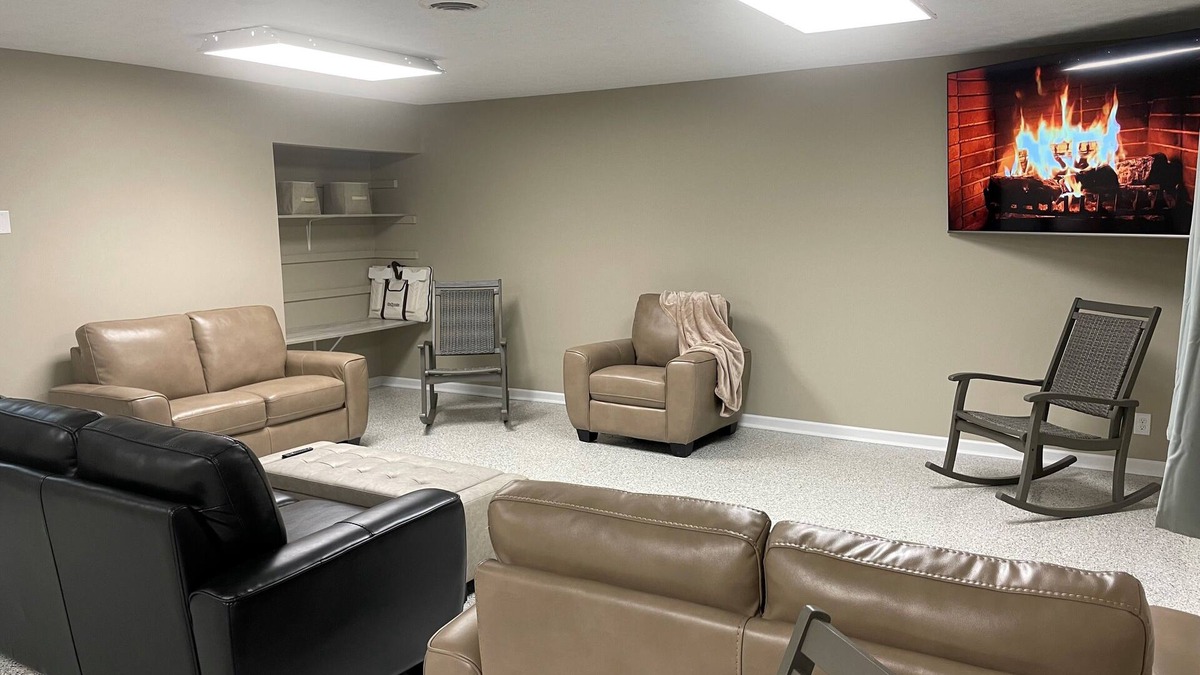 Oxford House | Enjoy this spacious 8-acre private 3 min drive to Miami University Property