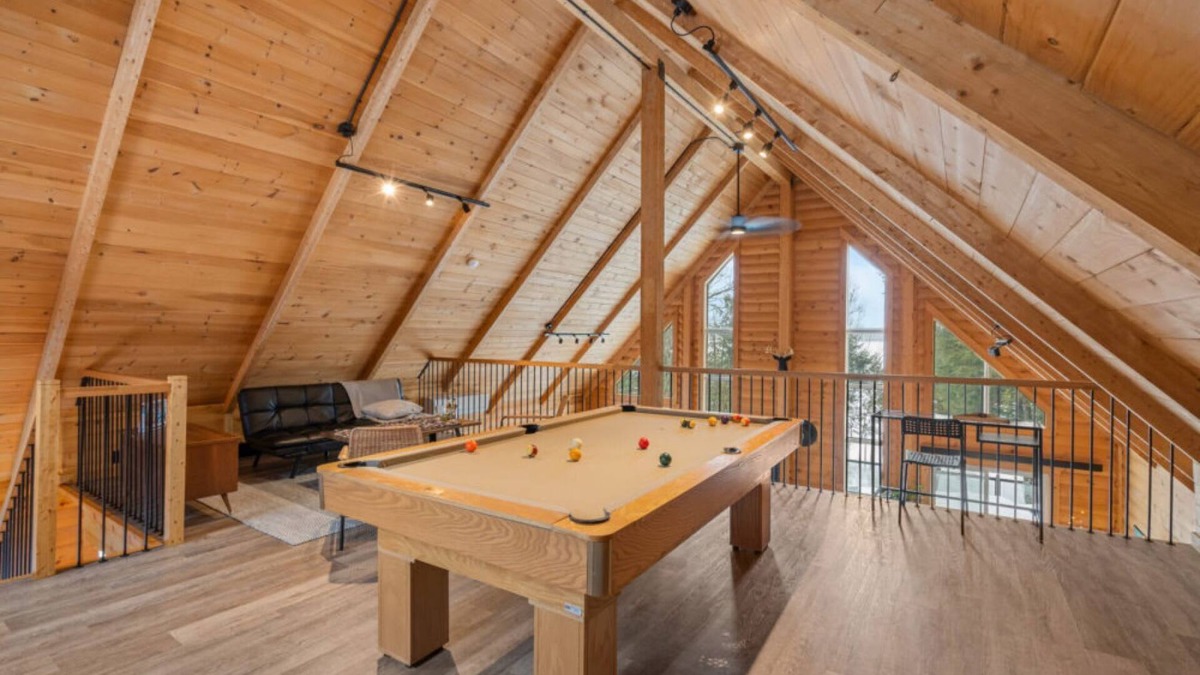 La Minerve Ski Chalet | Enjoy this waterfront cabine, Hot tub, Pool table