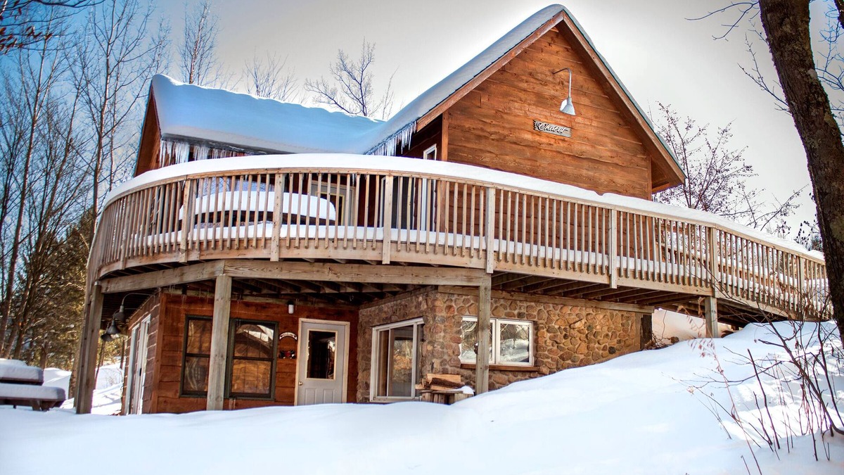 Athelstane Cabin | Enjoy views of the river with comfortable space for the whole family!
