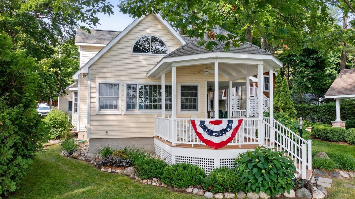 Walloon Lake Cottage | Enjoy Walloon Lake. Enjoy the Walkable Activities. Enjoy Your Vacation!