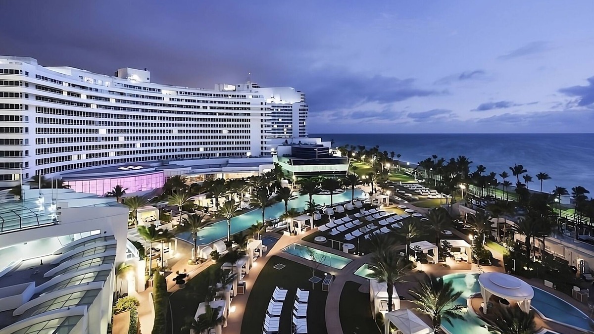 Mid Beach Hotel | Enjoy Water Sports Activities! Swimming Pools, Minutes to Miami Beach!