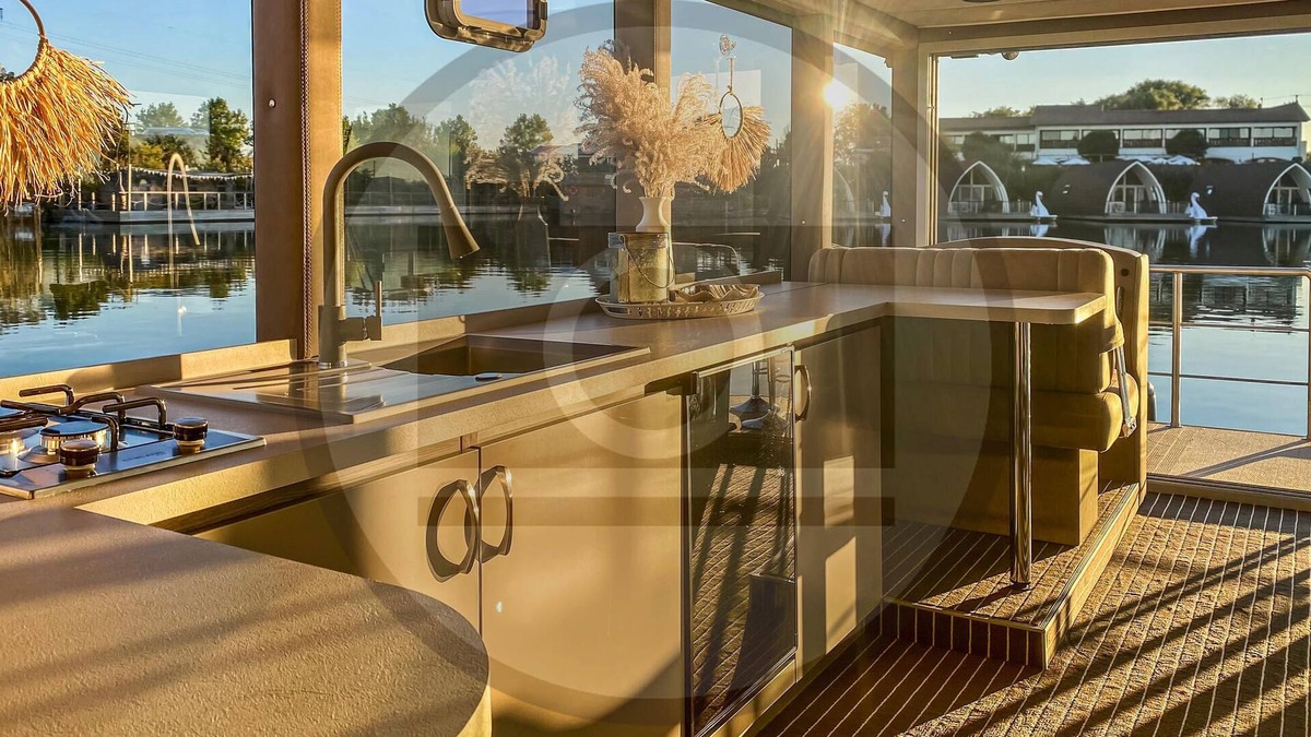 Milower Land Boat Rental | Enjoy your holiday on this unique houseboat, which offers pure nature and city flair in one.