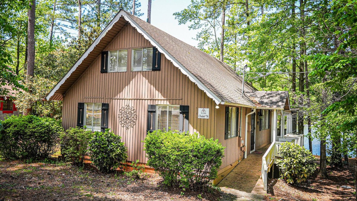 Pine Mountain Ski Chalet | Enjoy your home away from home in this beautiful Lake view Chalet!