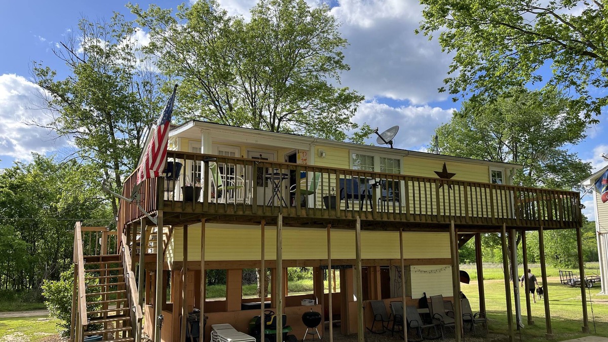 Doniphan Cabin | Enjoy your morning coffee overlooking the beautiful Current River. Non Smoking
