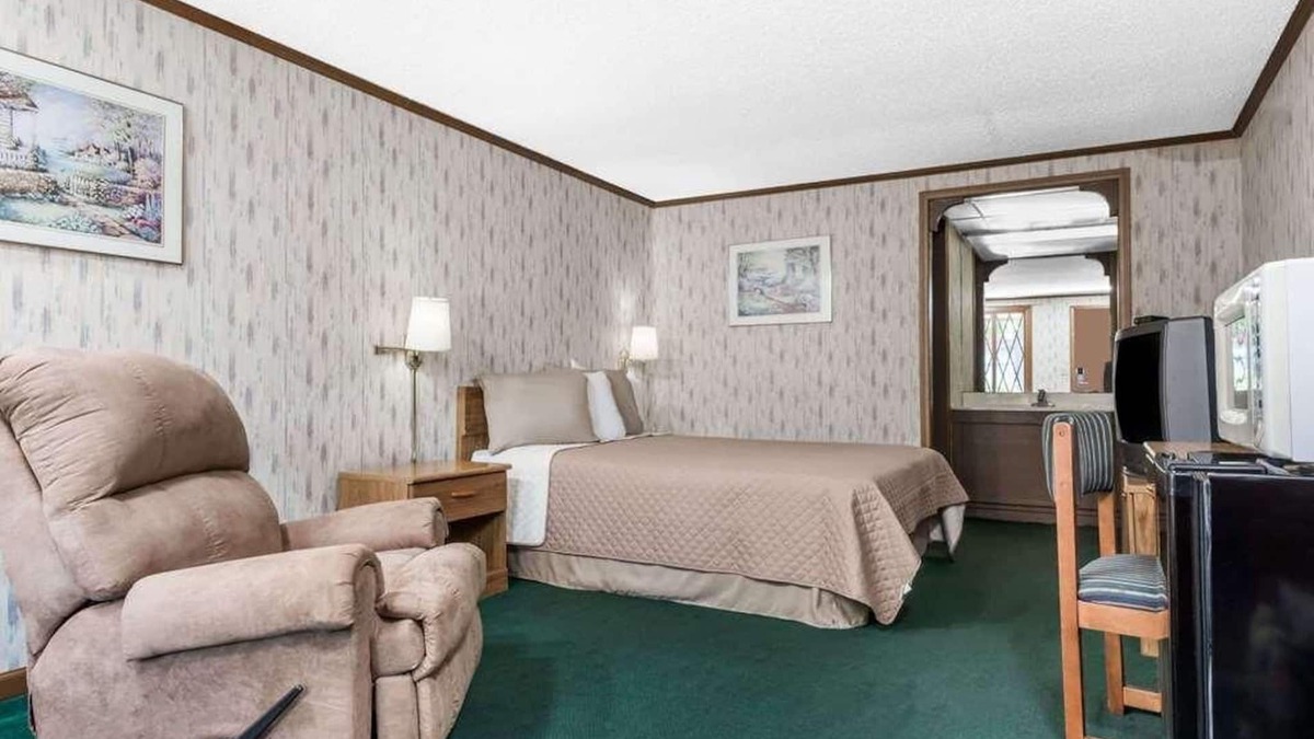 Summitt Hotel | Enjoy Your Stay at Knights Inn Ashland! Pool, Picnic Area, Parking, WiFi