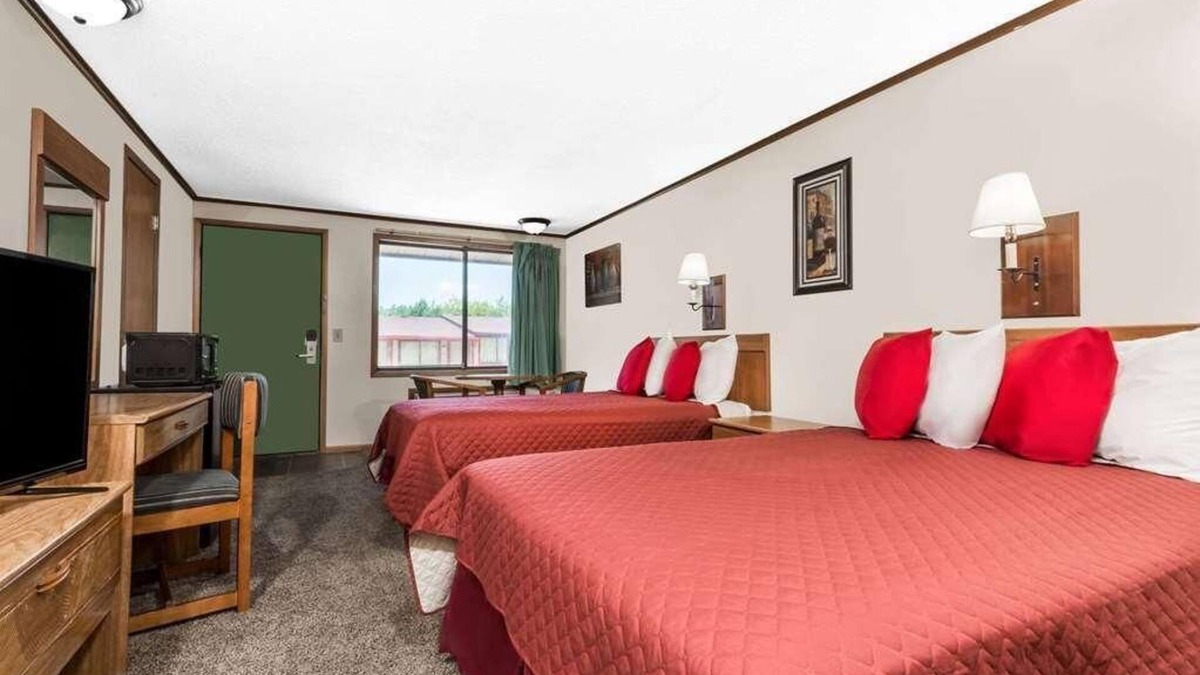 Summitt Resort | Enjoy Your Stay at Knights Inn Ashland! Pool, Picnic Area, Parking, WiFi