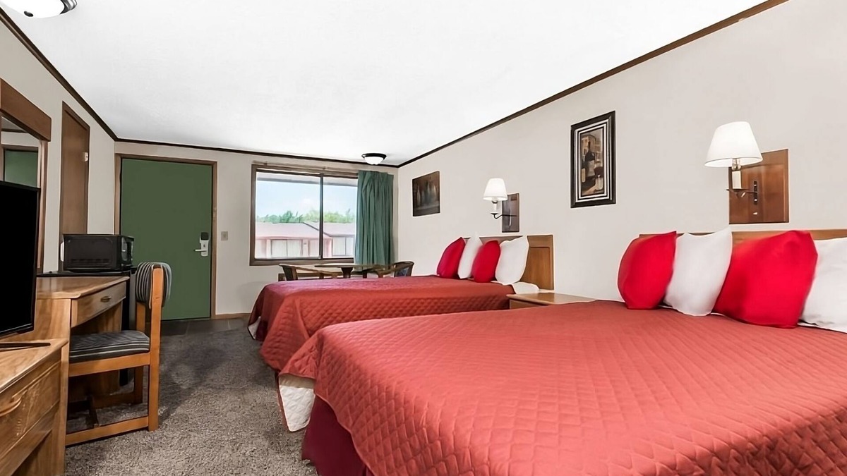 Summitt Hotel | Enjoy Your Stay at Knights Inn Ashland! Pool, Picnic Area, Parking, WiFi