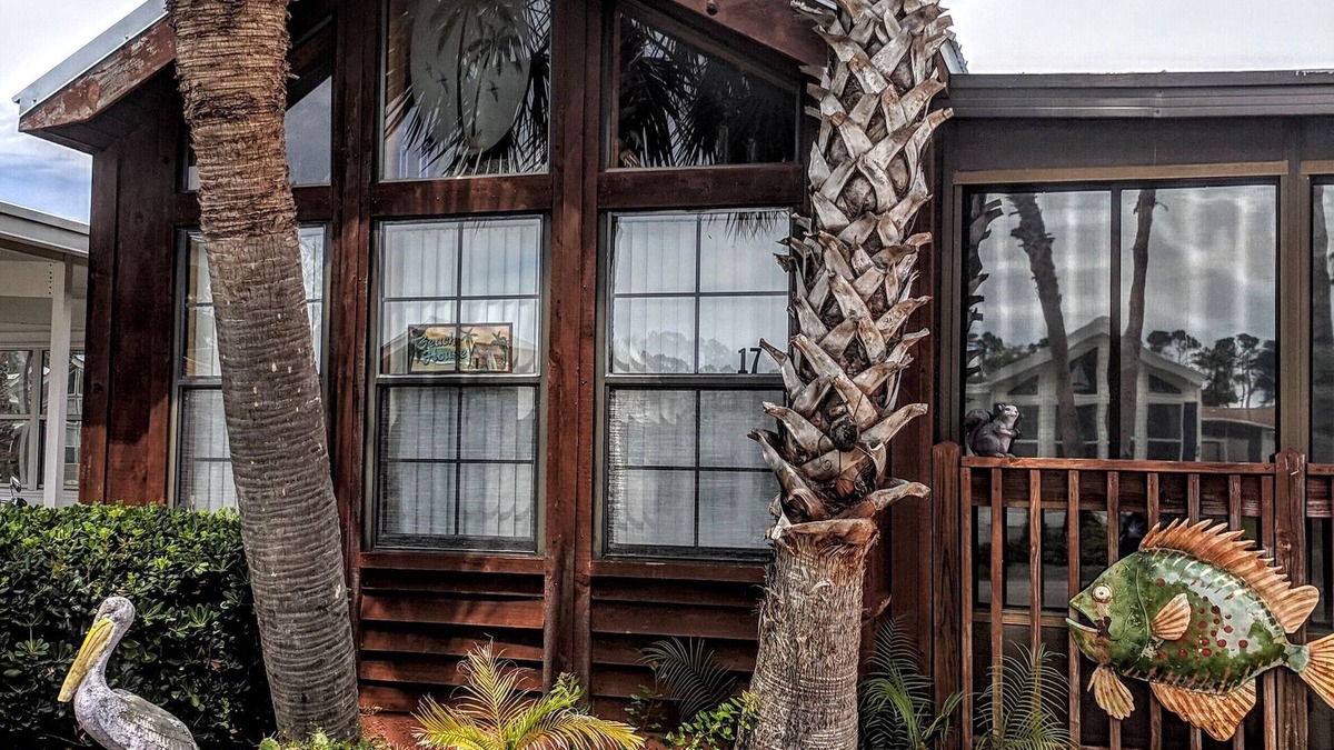 Upper Grand Lagoon Resort | Enjoy your vacation stay at Emerald Pointe Resort in our nostalgic bungalow!