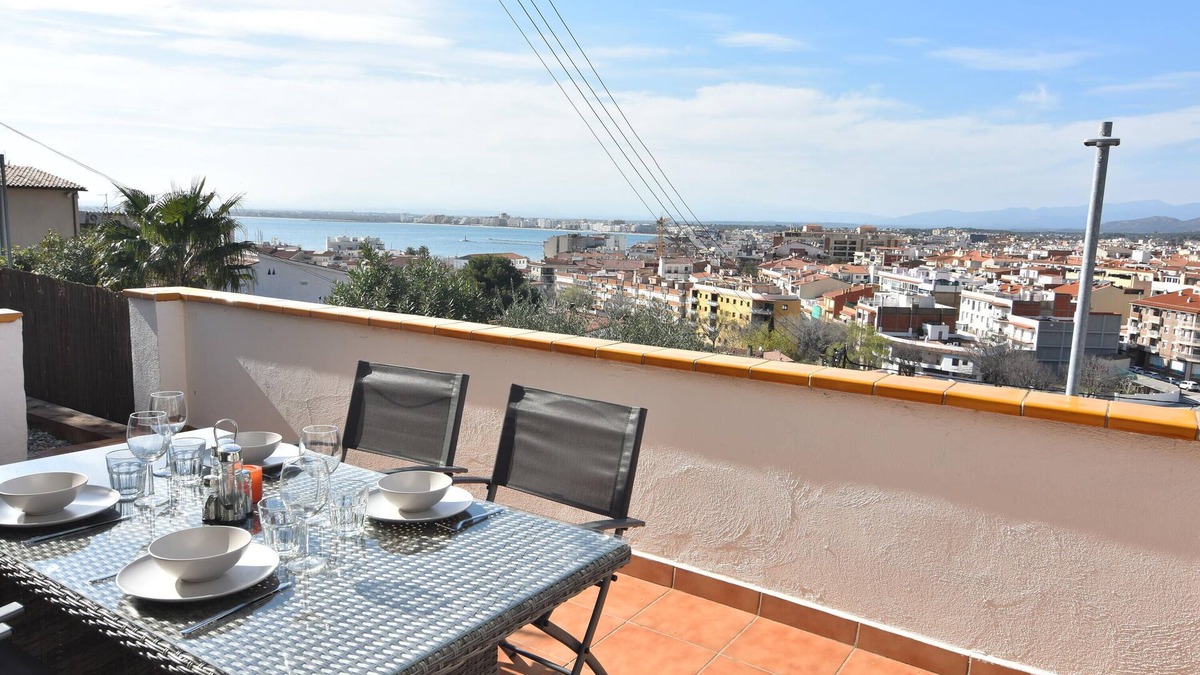 Palau-Saverdera Apartment | Enjoy your Vacation in this Charming Apartment in Roses, Costa Brava! Close to the Beach and the City Center.