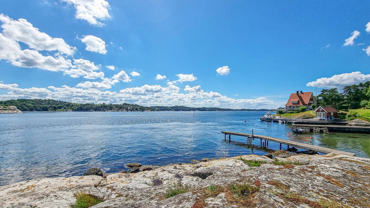 Svanesund House | Enjoy your vacation in the greenery of the adjacent lake.