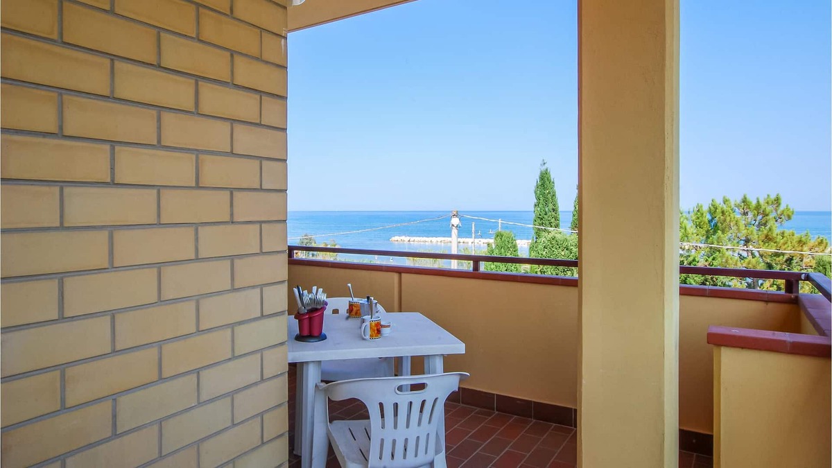 Campofilone Apartment | Enjoy your vacation on the beach of Tre Camini and explore the surroundings.